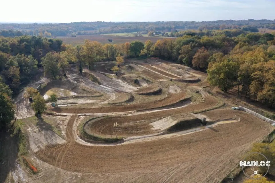 Vue générale du terrain de motocross de Baigneaux en Gironde